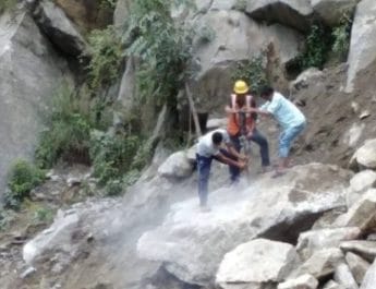 जौलजीबी-मुनस्यारी रोड पर भारी भूस्खलन, पिथौरागढ़ में पांच सड़कें बंद 2 Hello Uttarakhand News »