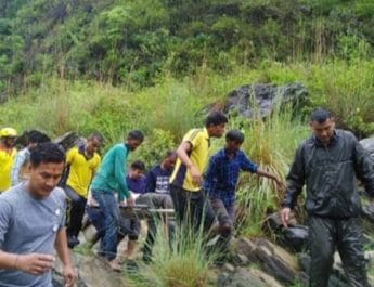 दर्दनाक: खाई में गिरा हल्द्वानी कॉपरेटिव बैंक के कर्मियों का वाहन, दो की मौत, 2 गम्भीर घायल 2 Hello Uttarakhand News »