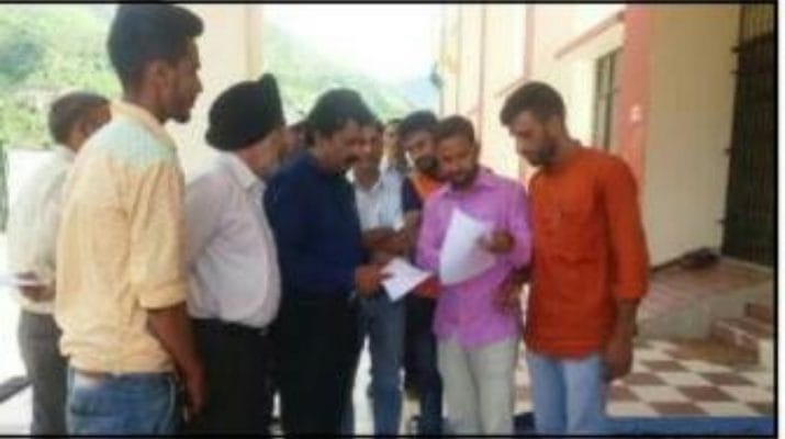 उपजिलाधिकारी धनोल्टी के आश्वासन के बाद छात्र-छात्राओं का आमरण अनशन स्थगित 1 Hello Uttarakhand News »