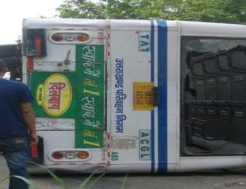 बीच रोड में बेकाबू होकर पलटी बस, 20 यात्री में से करीब दर्जनों घायल दो की हालत नाजुक 3 Hello Uttarakhand News »