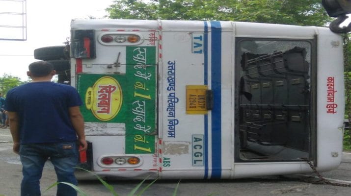 बीच रोड में बेकाबू होकर पलटी बस, 20 यात्री में से करीब दर्जनों घायल दो की हालत नाजुक 1 Hello Uttarakhand News »