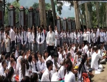 हाईकोर्ट के आदेश के बावजूद मेडिकल कॉलेज वसूल रहे मोटी रकम 4 Hello Uttarakhand News »