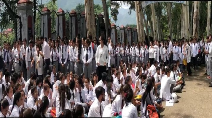 हाईकोर्ट के आदेश के बावजूद मेडिकल कॉलेज वसूल रहे मोटी रकम 1 Hello Uttarakhand News »