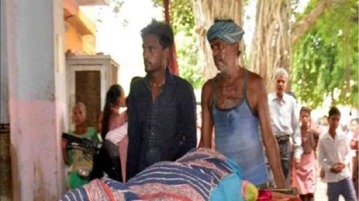 गर्भवती पत्नी को ठेली पर लेकर वार्ड तक पहुंचा पति,न एंबुलेंस मिली न स्ट्रेचर 1 Hello Uttarakhand News »