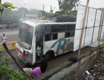 चलती बस मे लगी आग, यात्रियों ने कूदकर बचाई जान, मची चीख-पुकार 3 Hello Uttarakhand News »