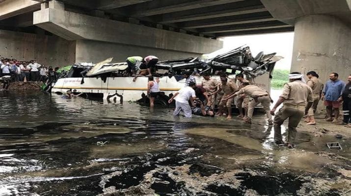 दर्दनाकः लखनऊ से दिल्ली जा रही बस यमुना एक्सप्रेसवे पर नाले में गिरी,29 की मौत, 20 जख्मी 1 Hello Uttarakhand News »