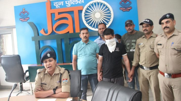 देहरादून: ज्वैलरी शोरूम से लाखों की लूट का खुलासा, आरोपी गिरफ्तार 1 देहरादून: ज्वैलरी शोरूम से लाखों की लूट का खुलासा, आरोपी गिरफ्तार 1 Hello Uttarakhand News »