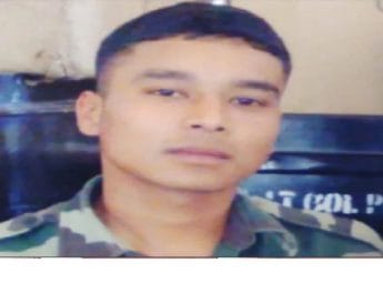 अपने बेटे की शहादत की खबर सुनकर परिजनों को संभालने के लिए खुद पी गए आंसू। 4 Hello Uttarakhand News »