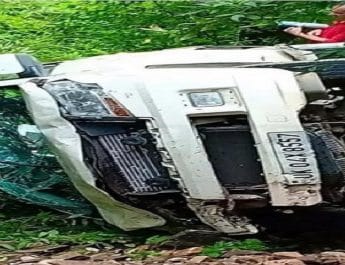 उत्तराखंड: अनियंत्रित होकर खाई में गिरी कार, दो घायल 6 Hello Uttarakhand News »