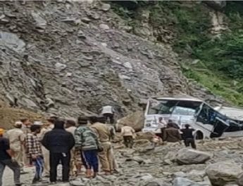 बद्रीनाथ हाईवे पर बस के ऊपर गिरा भारी बोल्डर, 7 यात्रियों की दर्दनाक मौत 2 Hello Uttarakhand News »