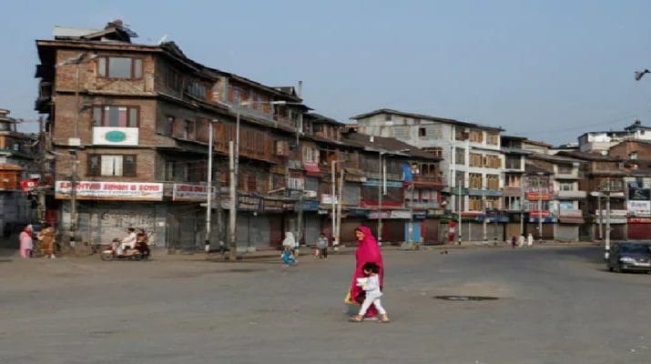 अनुच्छेद 370 और 35A हटने के बाद जम्मू-कश्मीर का कुछ ऐसा है हाल 8 अनुच्छेद 370 और 35A हटने के बाद जम्मू-कश्मीर का कुछ ऐसा है हाल 8 Hello Uttarakhand News » Page 9 of 22