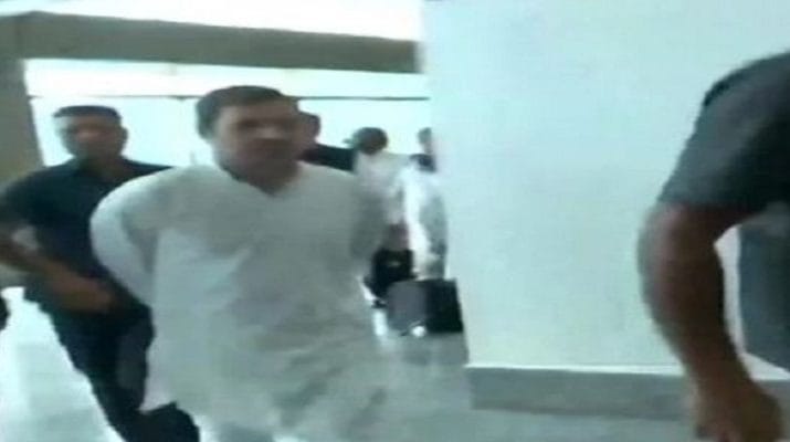 दिल्ली से श्रीनगर वापस भेजे गए राहुल गांधी सहित कई नेता, एयरपोर्ट पर हंगामा 1 Hello Uttarakhand News »