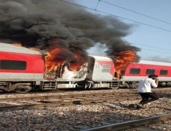 प्याला स्टेशन के पास तेलंगाना एक्सप्रेस की बोगी में लगी भीषण आग 2 Hello Uttarakhand News »