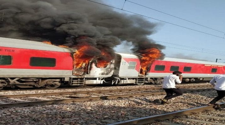 प्याला स्टेशन के पास तेलंगाना एक्सप्रेस की बोगी में लगी भीषण आग 1 Hello Uttarakhand News »