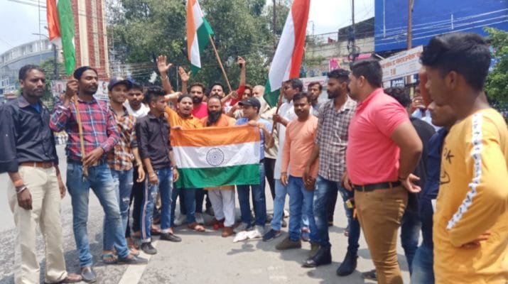 बजरंग दल ने जम्मू कश्मीर से धारा 370 हटने की मनाई खुशियां, आतिशबाजी कर बांटी मिठाई 1 Hello Uttarakhand News »