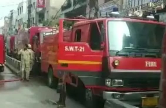 दिल्ली: गांधीनगर मार्केट में भीषण आग, दमकल की 21 गाड़ियां मौके पर मौजूद, रेस्कयू जारी 1 Hello Uttarakhand News »