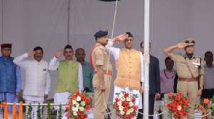 स्वतंत्रता दिवस: परेड ग्राउंड में मुख्यमंत्री ने फहराया तिरंगा, स्कूलों में निकली प्रभात फेरियां 1 Hello Uttarakhand News »