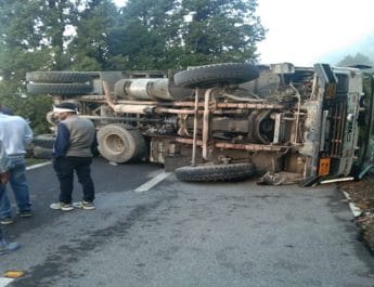 मसूरीः रेत से भरा ट्रक बीच सड़क पर पलटा, पांच घंटे तक लगा जाम 2 Hello Uttarakhand News »