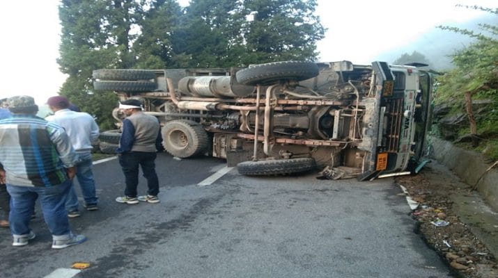 मसूरीः रेत से भरा ट्रक बीच सड़क पर पलटा, पांच घंटे तक लगा जाम 1 मसूरीः रेत से भरा ट्रक बीच सड़क पर पलटा, पांच घंटे तक लगा जाम 1 Hello Uttarakhand News »