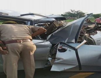 दर्दनाकः कार और कंटेनर में भीषण भिड़त, पति-पत्नी सहित तीन की मौत 4 Hello Uttarakhand News »