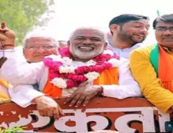 स्वागत समारोह में अफरा तफरी, यूपी बीजेपी अध्यक्ष की कटी ऊँगली 3 Hello Uttarakhand News »