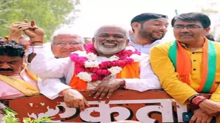 स्वागत समारोह में अफरा तफरी, यूपी बीजेपी अध्यक्ष की कटी ऊँगली 1 Hello Uttarakhand News »