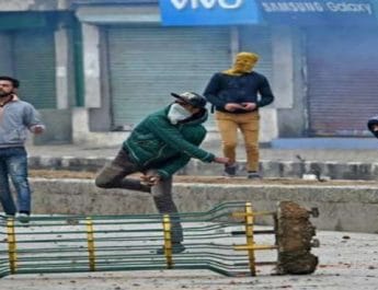 जम्मू-कश्मीर: सुरक्षाबलों का ट्रक समझ पत्थरबाजों ने किया हमला, ड्राइवर की मौत 4 Hello Uttarakhand News »