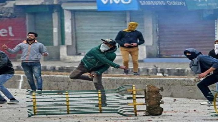 जम्मू-कश्मीर: सुरक्षाबलों का ट्रक समझ पत्थरबाजों ने किया हमला, ड्राइवर की मौत 1 जम्मू-कश्मीर: सुरक्षाबलों का ट्रक समझ पत्थरबाजों ने किया हमला, ड्राइवर की मौत 1 Hello Uttarakhand News »