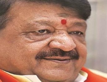 सोनिया गाँधी के अध्यक्ष बनने पर भाजपा महासचिव का तंज- राहुल आउट, सोनिया नई बल्लेबाज, क्रिकेट पैड बांधकर बैठीं प्रियंका 2 Hello Uttarakhand News »