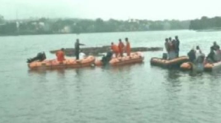 गणेश विसर्जन के दौरान दो नाव पलटने से 11 की मौत, 6 लोगों को बचाया गया 1 Hello Uttarakhand News &raquo;