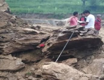 उत्तराखंड: हंसी-खुशी मां के साथ ननिहाल गया बच्चा, चट्टान की चपेट में आने से दर्दनाक मौत 4 Hello Uttarakhand News »