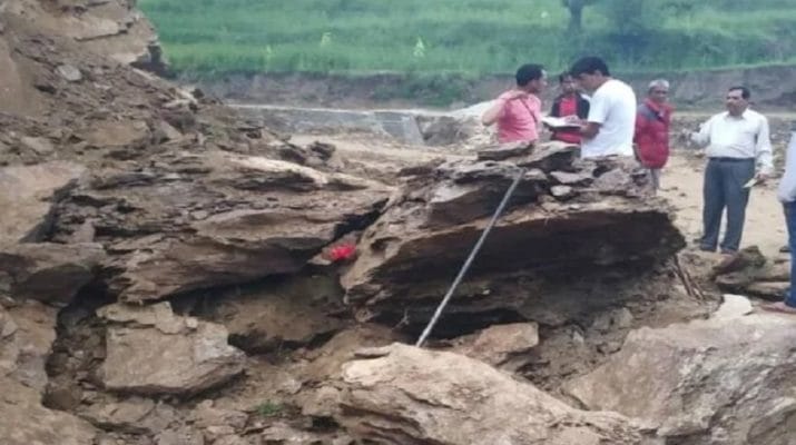 उत्तराखंड: हंसी-खुशी मां के साथ ननिहाल गया बच्चा, चट्टान की चपेट में आने से दर्दनाक मौत 1 Hello Uttarakhand News »