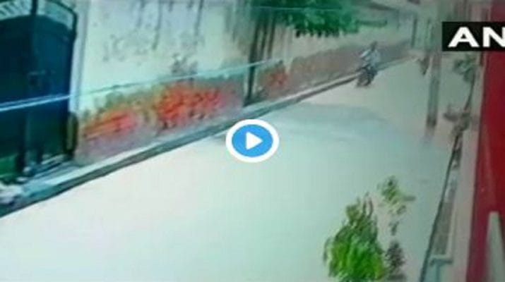 VIDEO: बच्चे को स्कूल से लेकर लौट रही महिला से झपटी चेन, देखिए बदमाशों की करतूत का विडियो.. 1 Hello Uttarakhand News »