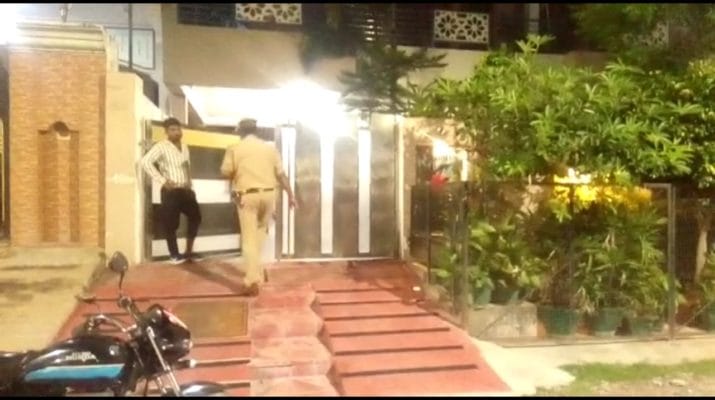 बीजेपी नेत्री के घर मे फायरिंग, सीसीटीवी में कैद हुए बदमाश 1 Hello Uttarakhand News »