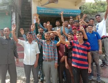 थत्यूड: टैक्सी यूनियन की हड़ताल से लोगों को करना पड़ रहा परेशानी का सामना 2 Hello Uttarakhand News »