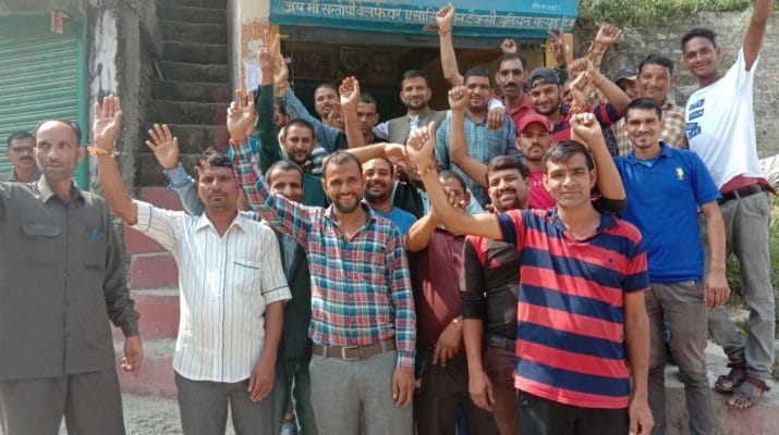 थत्यूड: टैक्सी यूनियन की हड़ताल से लोगों को करना पड़ रहा परेशानी का सामना 1 Hello Uttarakhand News »