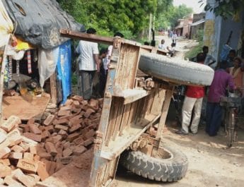 तेज रफ्तार ईटों से लदे ट्रैक्टर की चपेट में आए चार मासूम बच्चे, हालात गम्भीर 3 Hello Uttarakhand News »
