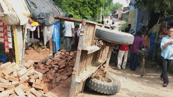तेज रफ्तार ईटों से लदे ट्रैक्टर की चपेट में आए चार मासूम बच्चे, हालात गम्भीर 1 Hello Uttarakhand News »