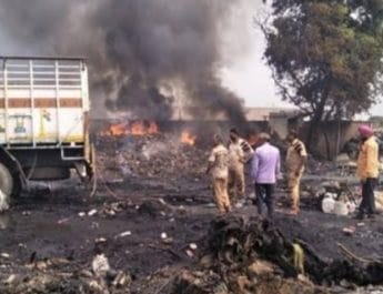 प्लास्टिक गोदाम में आग लगने से फैली जहरीली गैस, लाखों का नुकसान 5 Hello Uttarakhand News »