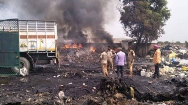 प्लास्टिक गोदाम में आग लगने से फैली जहरीली गैस, लाखों का नुकसान 1 Hello Uttarakhand News »