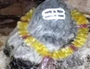 उत्तराखंड में मिली 'रहस्यमयी' गुफा, शिवलिंग पर टपक रहा कुदरती पानी 4 Hello Uttarakhand News »