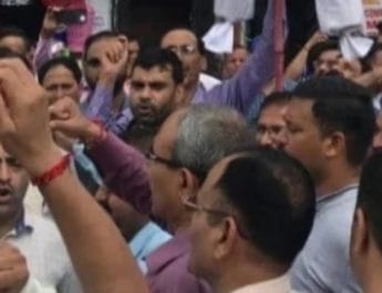 प्रमोशन में आरक्षण खत्म करने की मांग लेकर घंटाघर पर जमा हुए कर्मचारी 3 Hello Uttarakhand News &raquo;