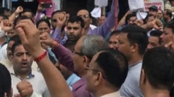 प्रमोशन में आरक्षण खत्म करने की मांग लेकर घंटाघर पर जमा हुए कर्मचारी 1 Hello Uttarakhand News »