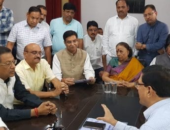 आचार संहिता के बाद आरक्षण में परिवर्तन से कांग्रेसी नाराज़,निर्वाचन आयुक्त को सौपा ज्ञापन 4 Hello Uttarakhand News »