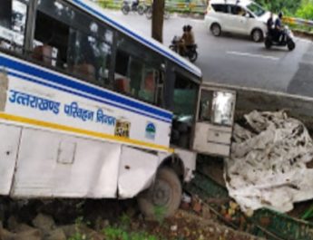 देहरादून: एक सड़क से दूसरी सड़क पर अनियंत्रित होकर गिरी यात्रियों से भरी बस, मची चीख-पुकार 3 Hello Uttarakhand News »