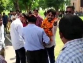 कॉलेज कैंपस में जन्मदिन मनाने से रोका तो छात्रसंघ अध्यक्ष ने प्रिंसिपल के मुंह पर फेंका केक 12 Hello Uttarakhand News »