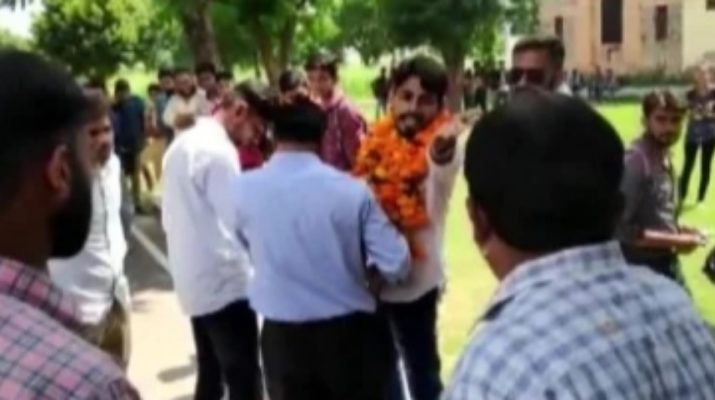 कॉलेज कैंपस में जन्मदिन मनाने से रोका तो छात्रसंघ अध्यक्ष ने प्रिंसिपल के मुंह पर फेंका केक 1 Hello Uttarakhand News »