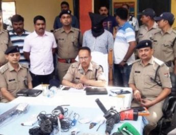 उत्तराखंड: पुलिस की गिरफ्त में आया करोड़पति चोर, हॉलीवुड फिल्म देख बनाई लूट की योजना 2 Hello Uttarakhand News »