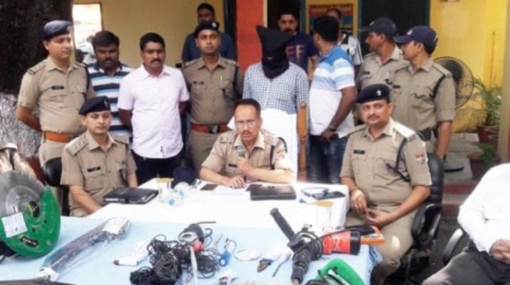 उत्तराखंड: पुलिस की गिरफ्त में आया करोड़पति चोर, हॉलीवुड फिल्म देख बनाई लूट की योजना 1 Hello Uttarakhand News »
