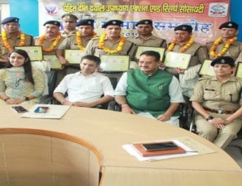 एआरएस ने दून पुलिस के 12 पुलिस कर्मियों को उत्कृष्ठ कार्य के लिए किया सम्मानित 5 Hello Uttarakhand News »